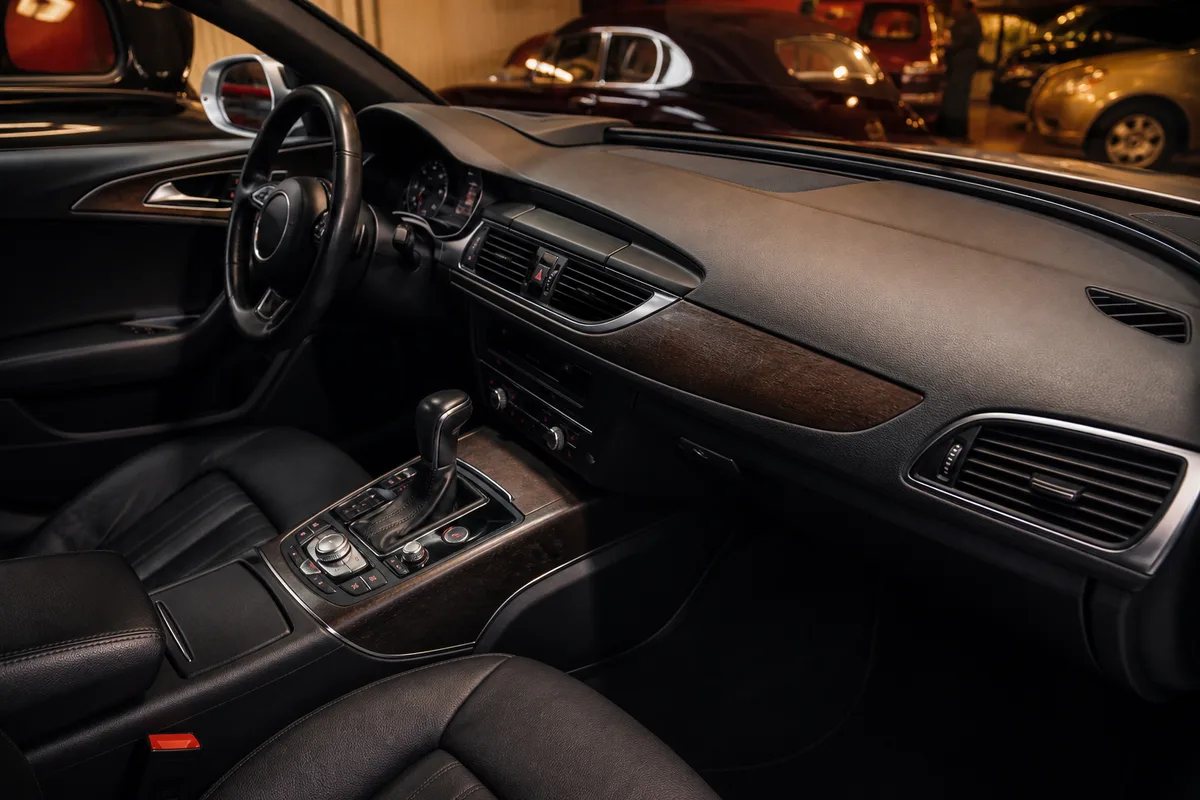 Planche de bord et console centrale en cuir d&rsquo;une Audi A6 C7