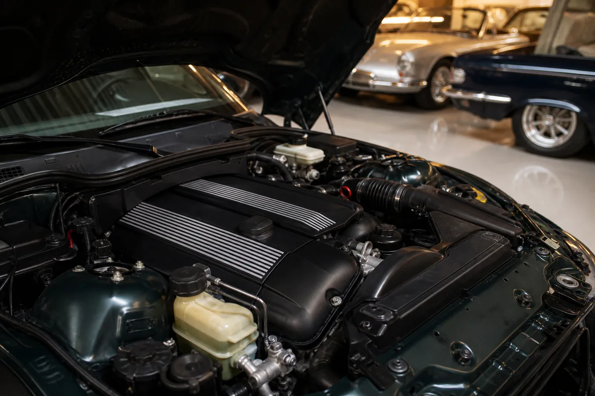 Compartiment moteur six cylindres de BMW Z3 avec cache moteur noir