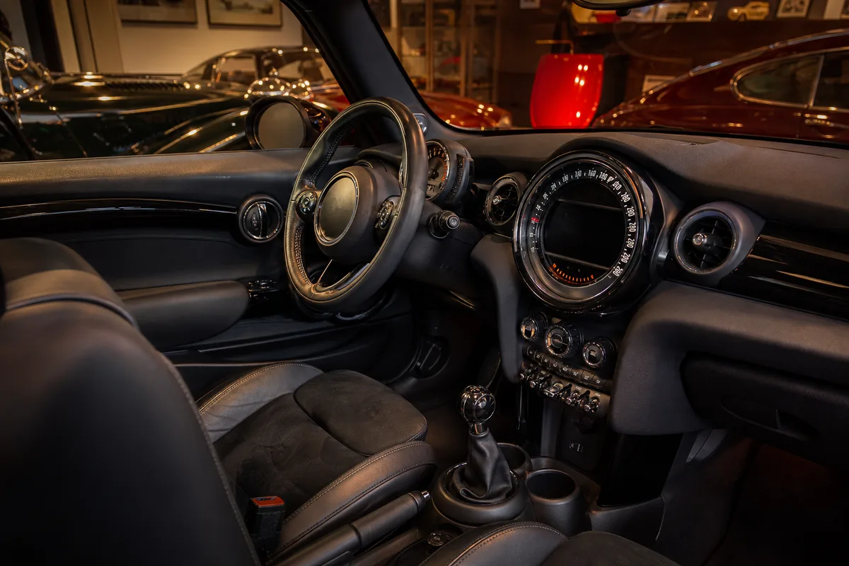 Habitacle de Mini Cooper S avec compteur central rond et volant sport