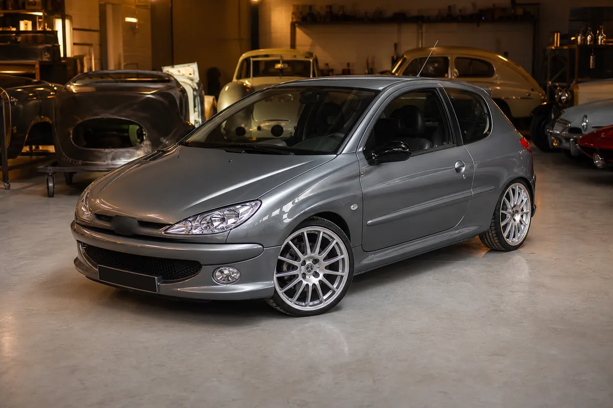 Peugeot 206 RC grise vue de trois quarts avant avec jantes dix-sept pouces