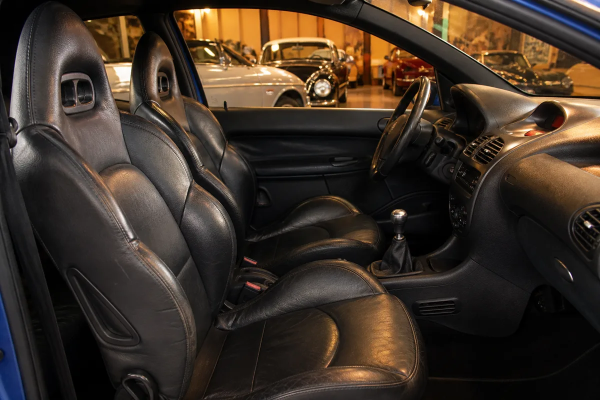 Sièges baquets et console centrale d&rsquo;une Peugeot 206 RC en cuir sombre